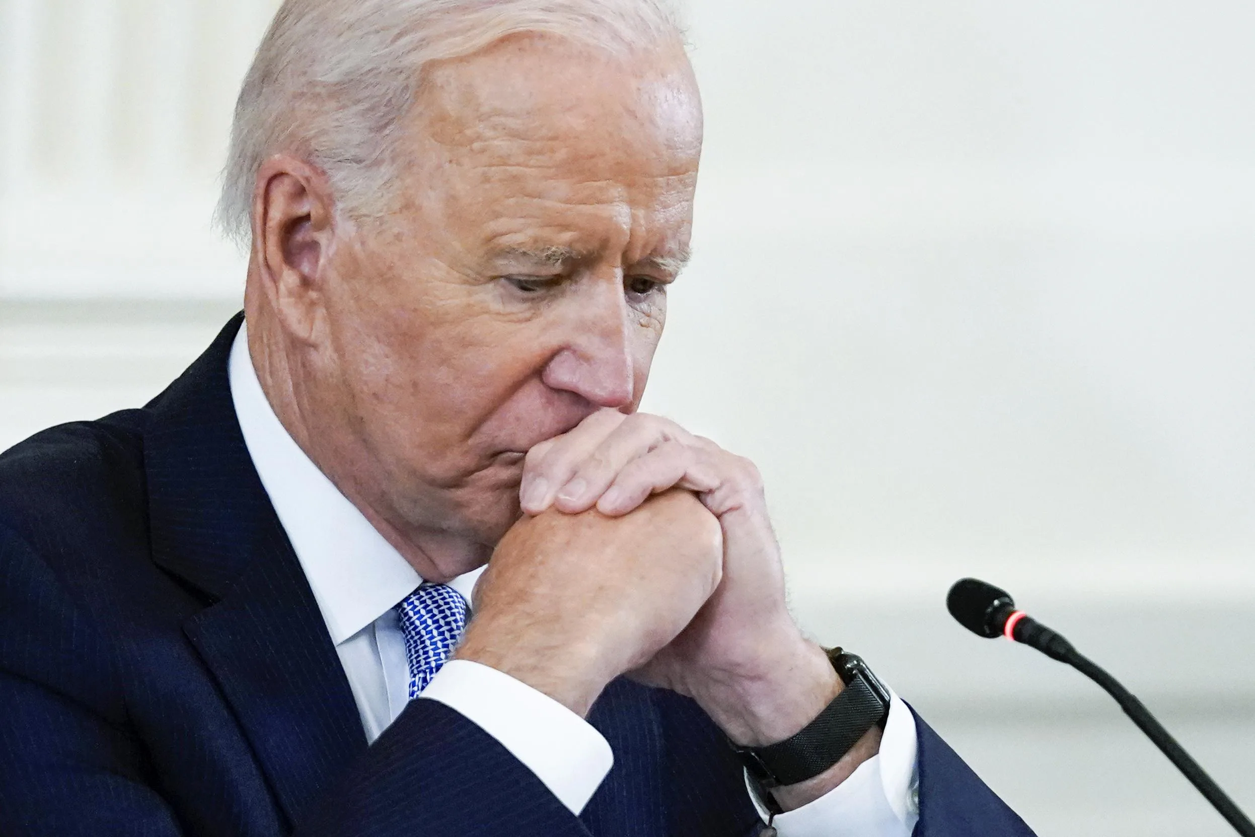 Biden’s Approval Ratings Slump: Democrats Grapple with Political Headwinds Ahead of Midterms